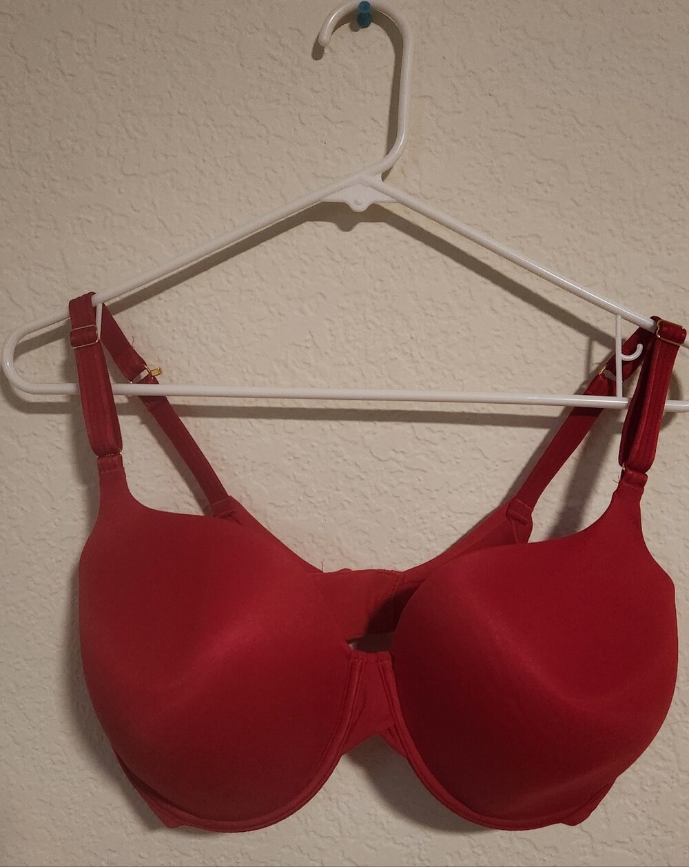 Smooth Red Full-Coverage Underwire Bra with Adjustable Straps